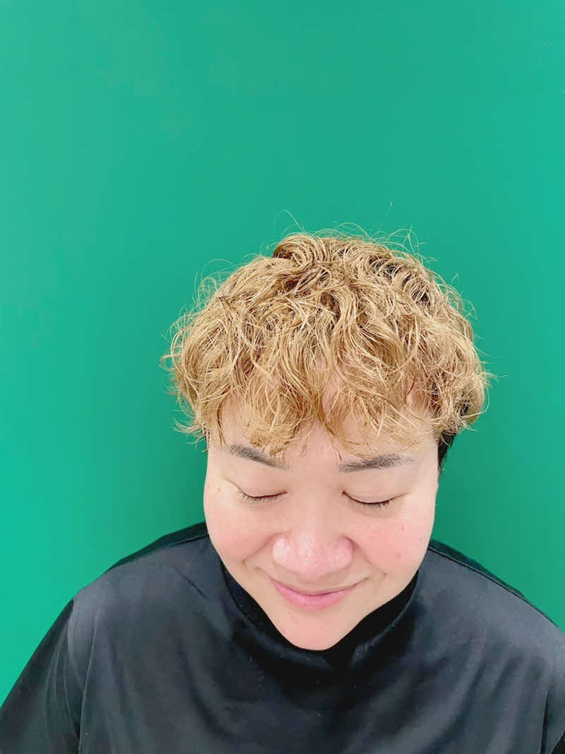 ブログでプードルを意識したというヘアスタイルを披露したハリセンボンの近藤春菜
