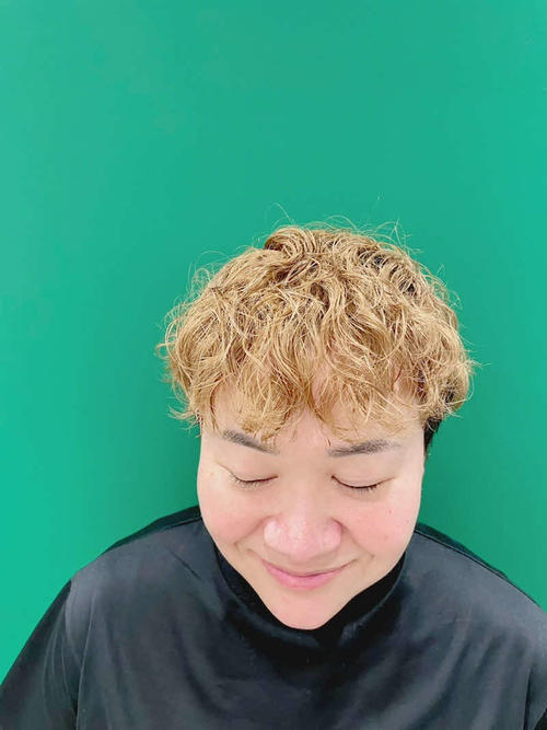 うちのワンコと同じ色 近藤春菜プードル意識で金髪パーマヘア公開 芸能写真ニュース 日刊スポーツ