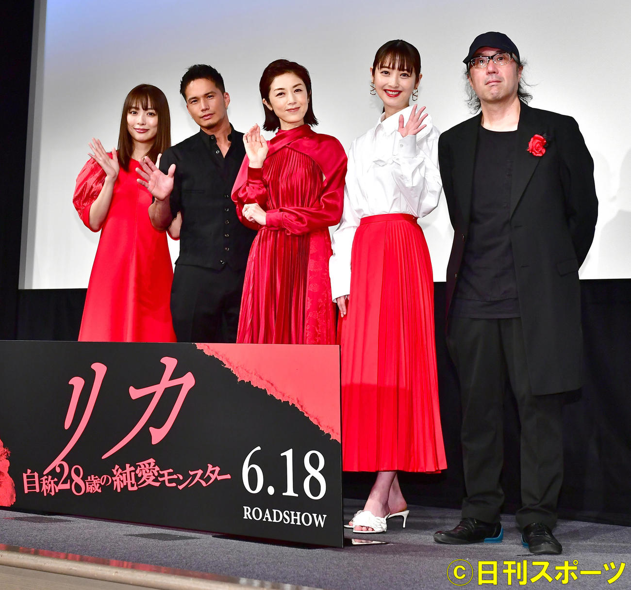 映画「リカ～自称28歳の純愛モンスター～」公開直前イベントに臨む、左から内田理央、市原隼人、高岡早紀、佐々木希、松木創監督（撮影・小沢裕）