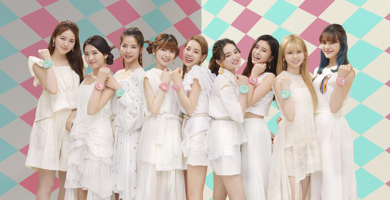 「たまごっちスマート」のスペシャルサポーターに就任したNiziU。左からAYAKA、MAYUKA、MAYA、MIIHI、MAKO、RIO、RIMA、RIKU、NINA