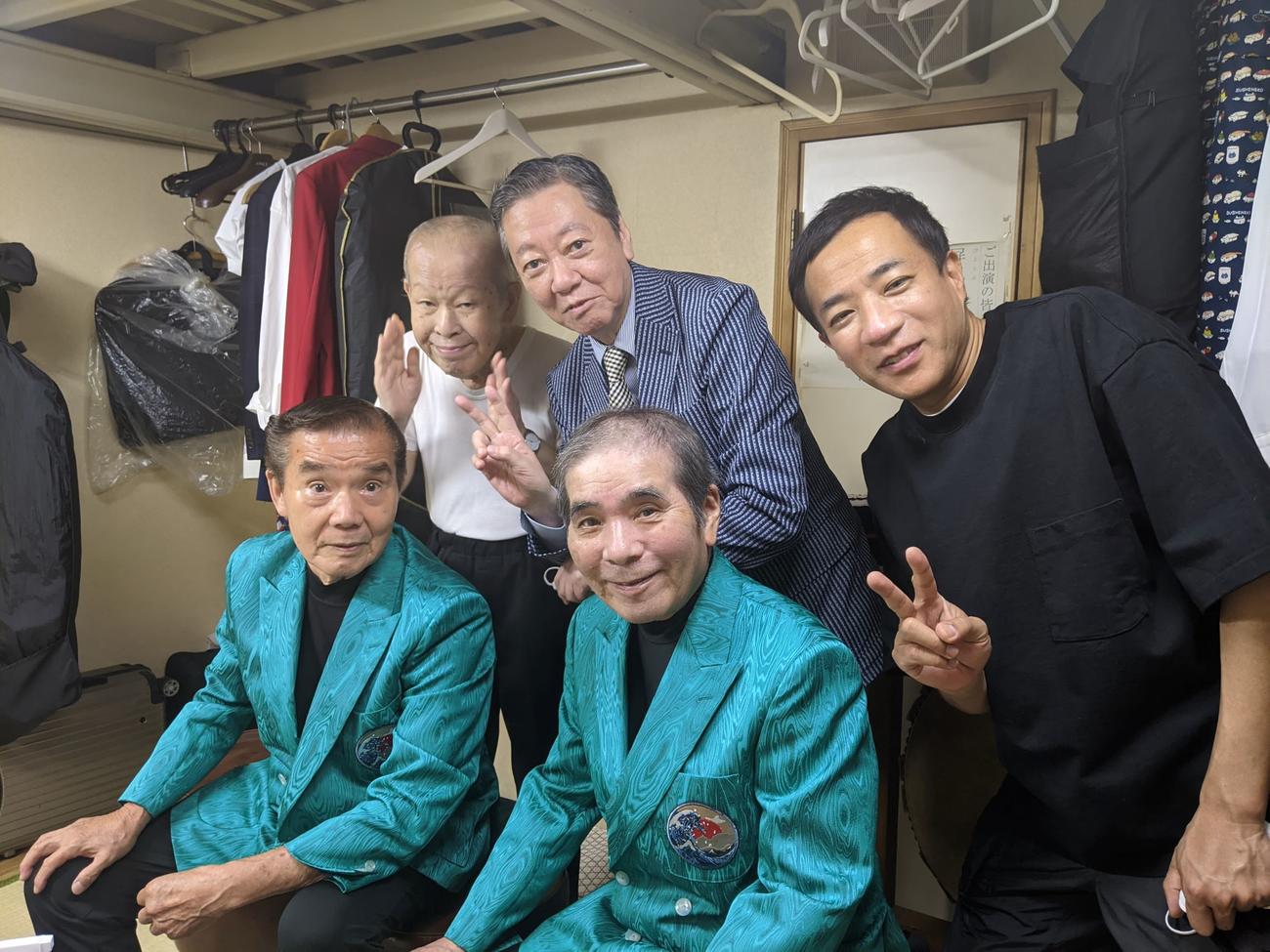 6月12日、東洋館を訪れた高田文夫氏（後列中央）。前列左から青空球児、好児。後列左は昭和こいる、右は塙宣之