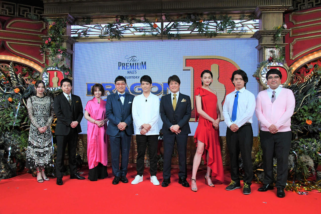 左から新川優愛、今田耕司、YOU、山里亮太、須賀洋介、林修、冨永愛、野田クリスタル、村上
