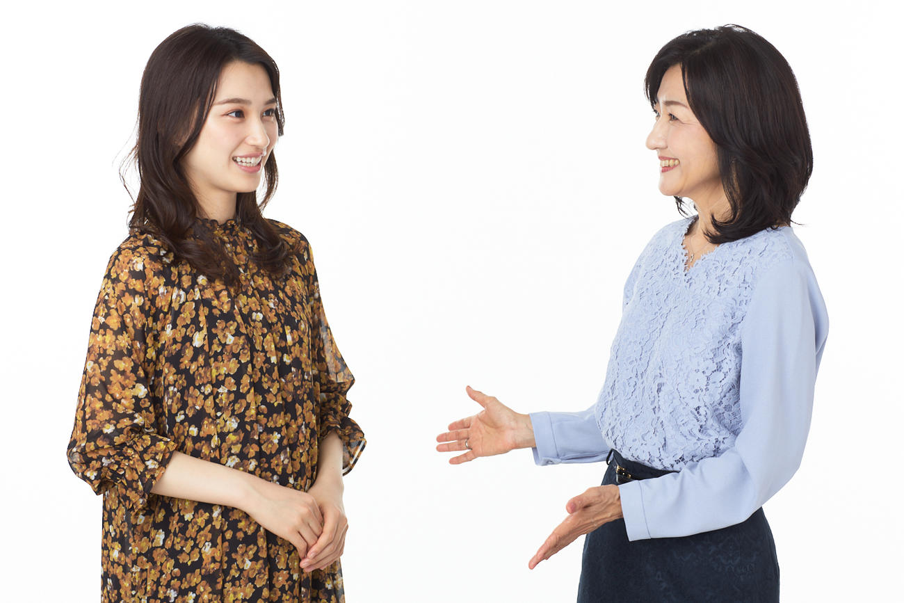 学生キャスターの関田日向（左）にレッスンをする元フジテレビアナウンサーの寺田理恵子