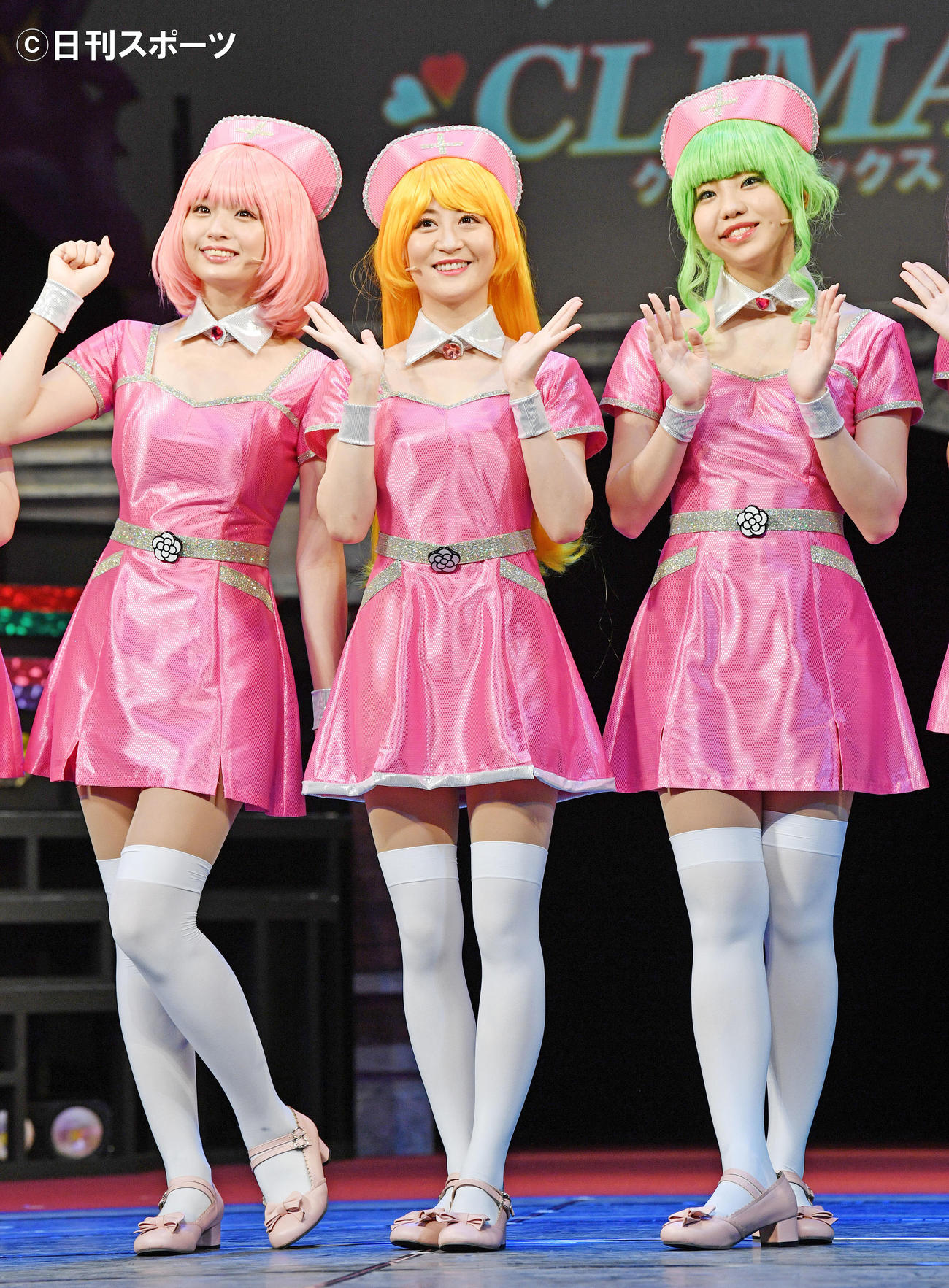 ナース姿の衣装でポーズを決める、左から西葉瑞希、上西恵、佐藤日向（撮影・滝沢徹郎）