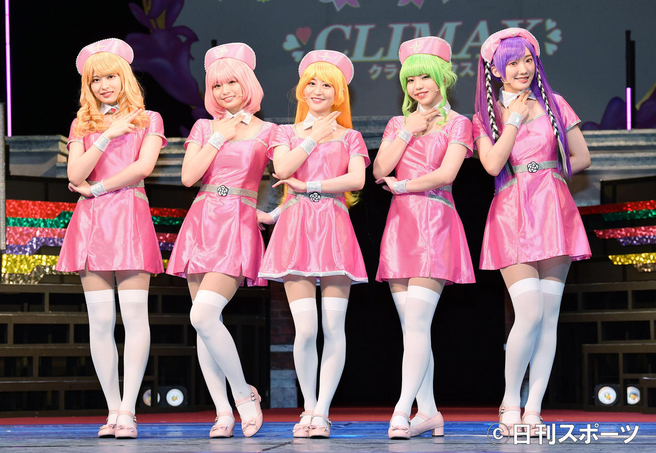 ナース姿の衣装でポーズを決める、左から行天優莉奈、西葉瑞希、上西恵、佐藤日向、相沢瑠香（撮影・滝沢徹郎）
