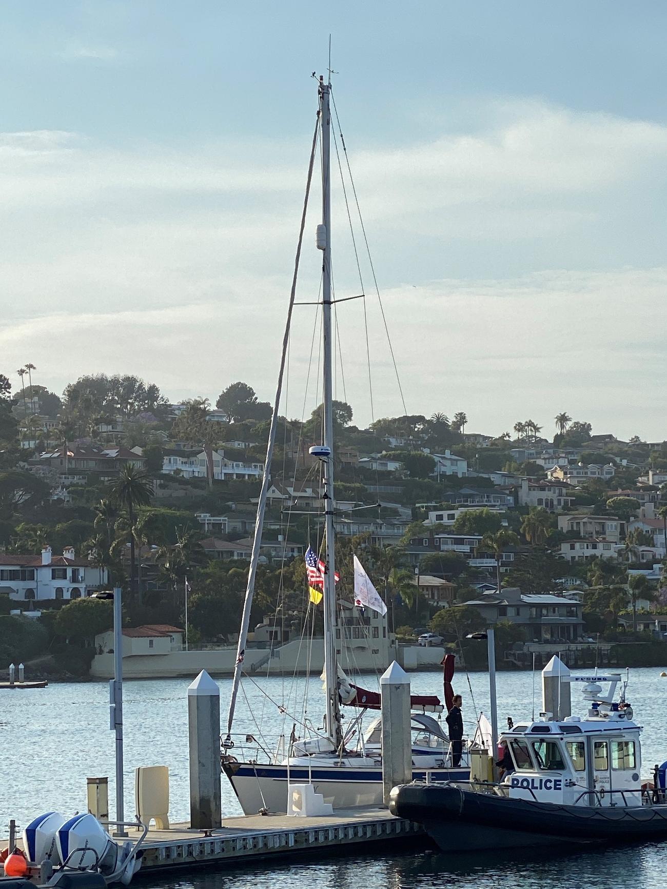 ヨット太平洋横断でゴールを果たし、米サンディエゴのハーバーポリスドックに接岸した辛坊治郎キャスターのヨット「カオリンV」号（ニッポン放送提供）
