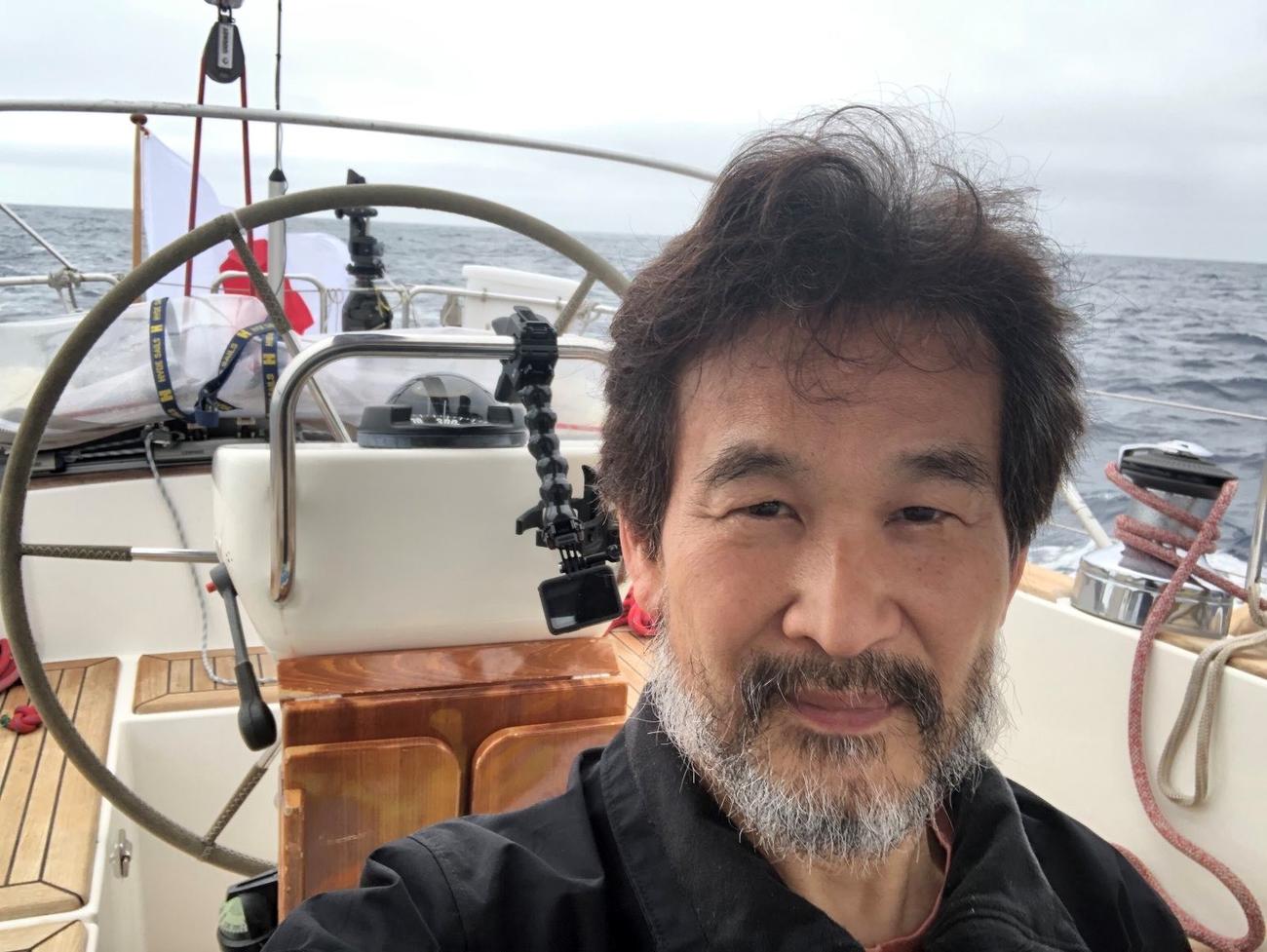 ヨット太平洋横断でゴールを果たした辛坊治郎キャスター。ゴール前の洋上の様子（ニッポン放送提供）