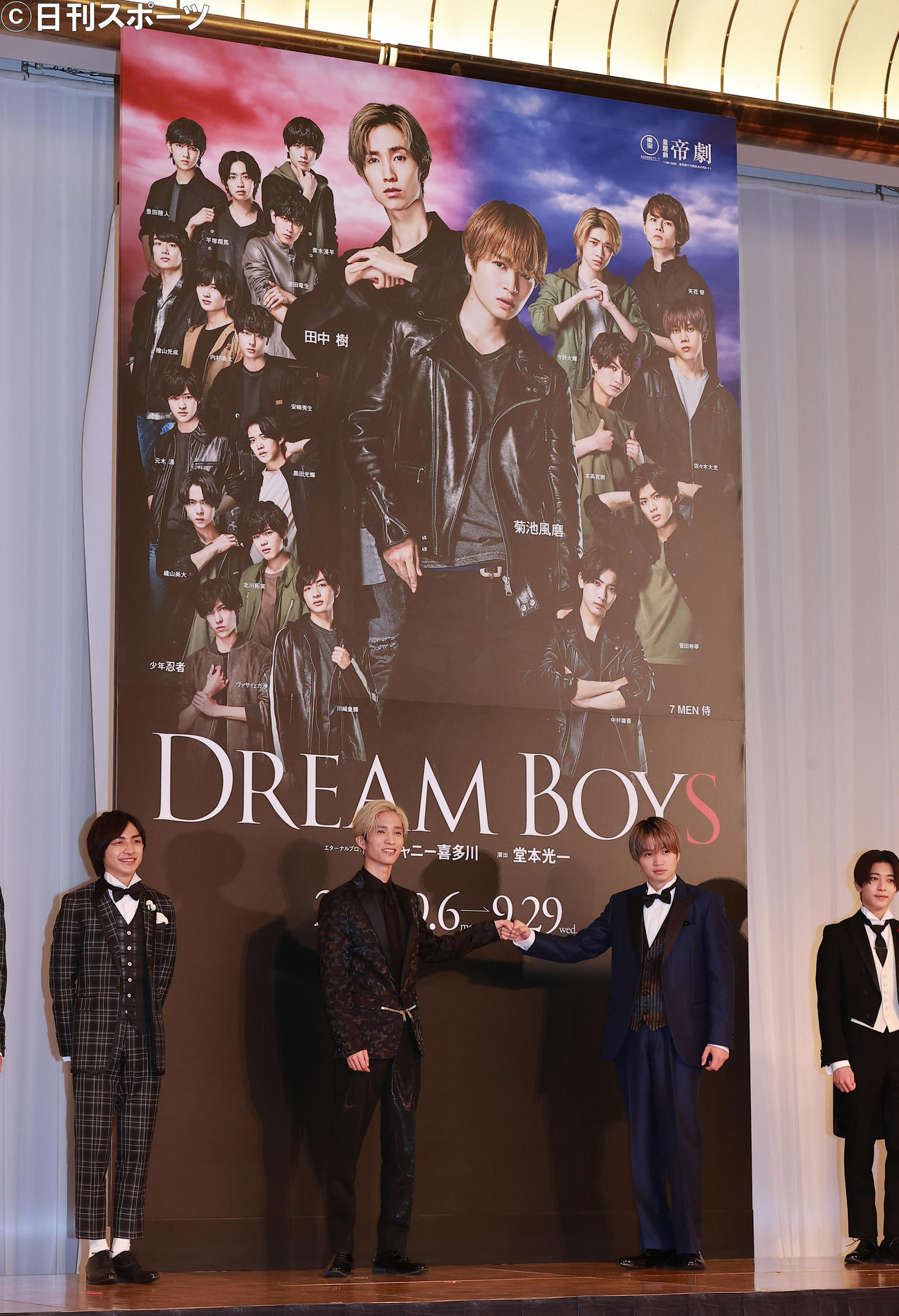 舞台「DREAM BOYS」制作発表でグータッチするSixTONESの田中樹（左から2人目）とSexy Zoneの菊池風磨（同3人目）。左端は少年忍者の川崎皇輝、右端は7 MEN　侍の中村嶺亜（撮影・野上伸悟）