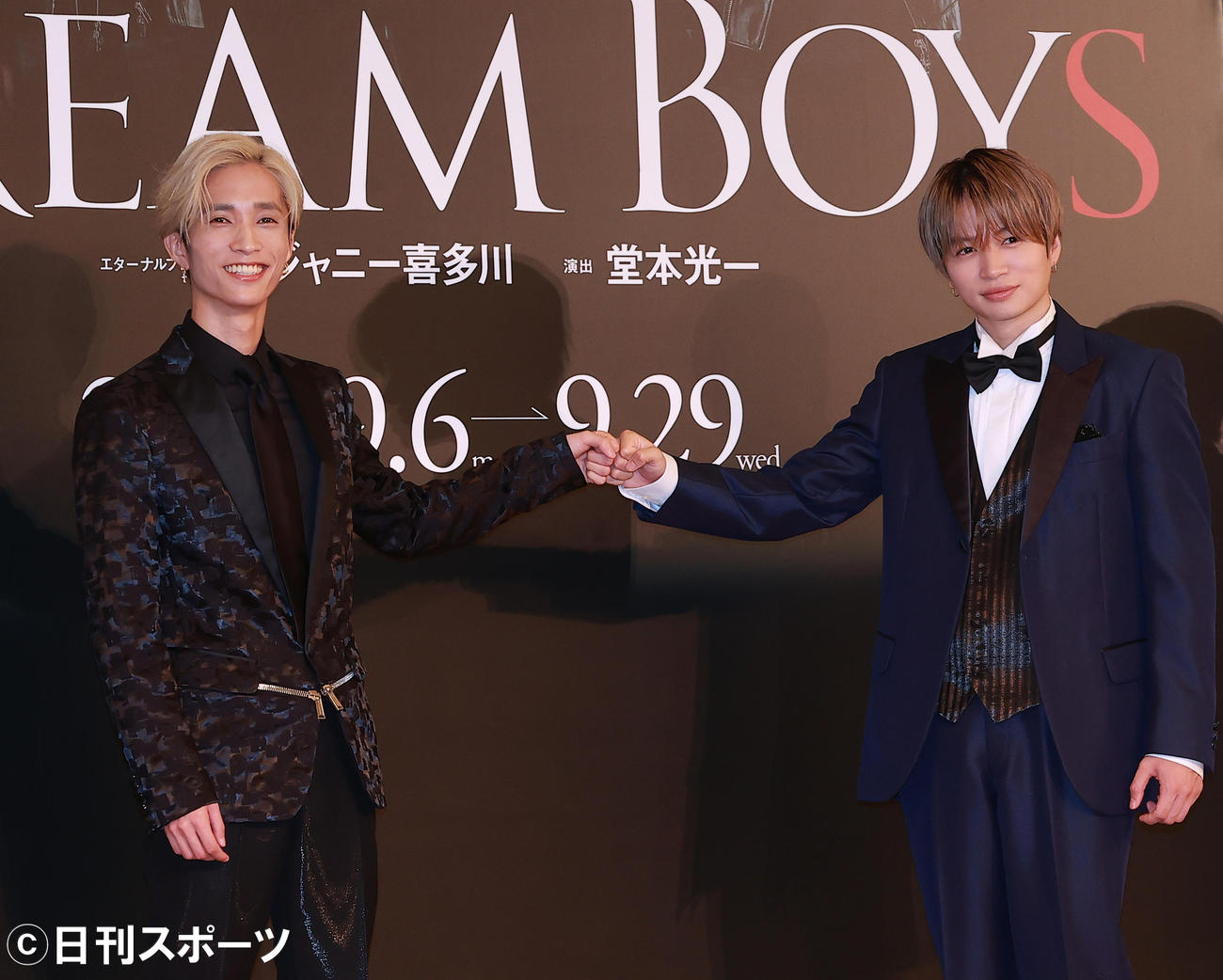 舞台「DREAM BOYS」制作発表でグータッチするSixTONESの田中樹（左）とSexy Zoneの菊池風磨（撮影・野上伸悟）