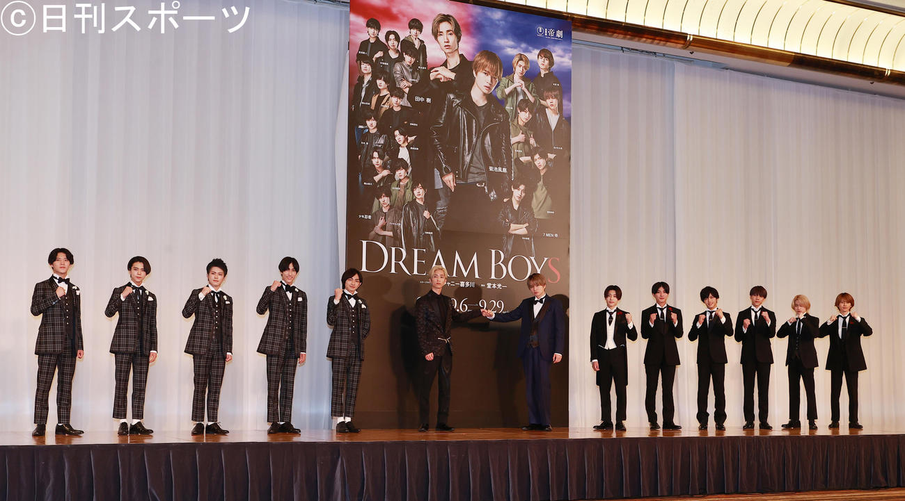 舞台「DREAM BOYS」制作発表を行った左から少年忍者の黒田光輝、織山尚大、北川拓実、ヴァサイェガ渉、川崎皇輝、SixTONESの田中樹、Sexy Zoneの菊池風磨、7 MEN　侍の中村嶺亜、本高克樹、菅田琳寧、佐々木大光、今野大輝、矢花黎（撮影・野上伸悟）