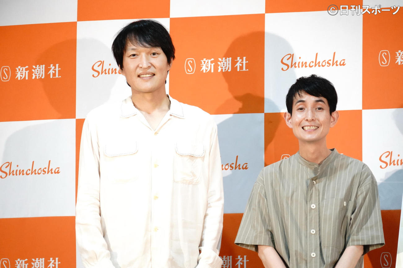 カラテカ矢部太郎の漫画「ぼくのお父さん」刊行記念の公開対談を行った千原兄弟の千原ジュニア（左）と矢部（撮影・佐藤成）