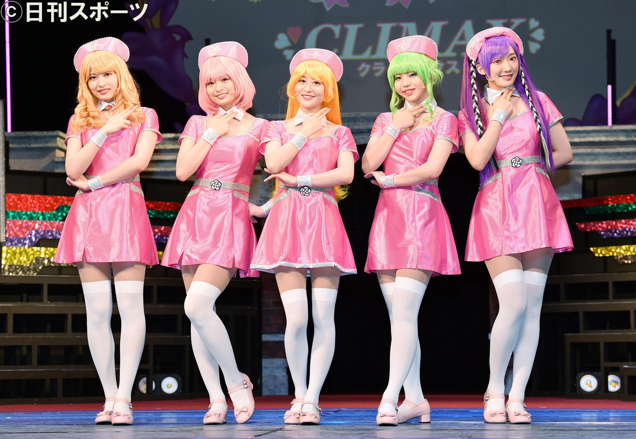 ナース姿の衣装でポーズを決める、左から行天優莉奈、西葉瑞希、上西恵、佐藤日向、相澤瑠香（撮影・滝沢徹郎）