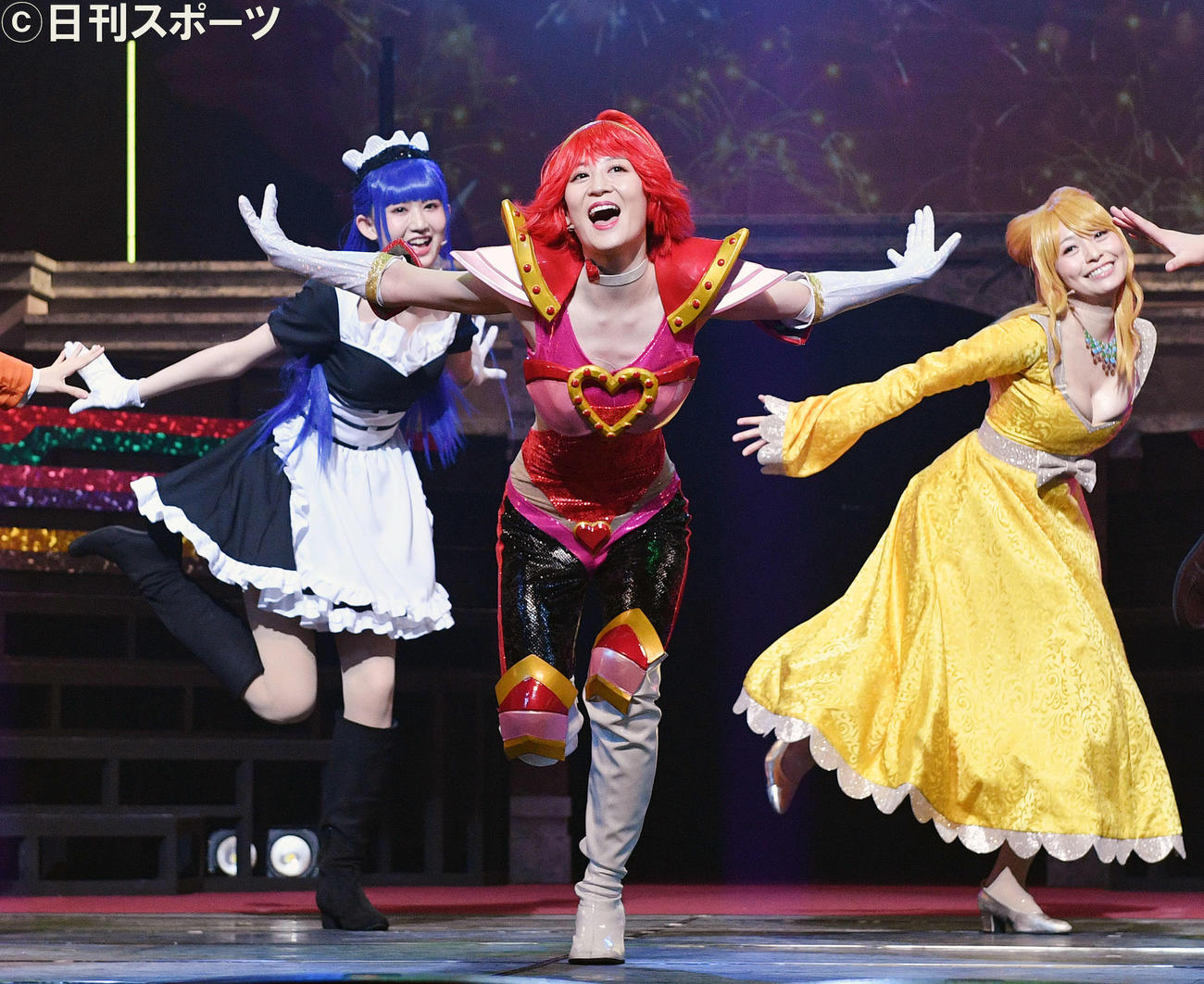 「キューティーハニーCLIMAX」の通し稽古をする上西恵（手前）（撮影・滝沢徹郎）