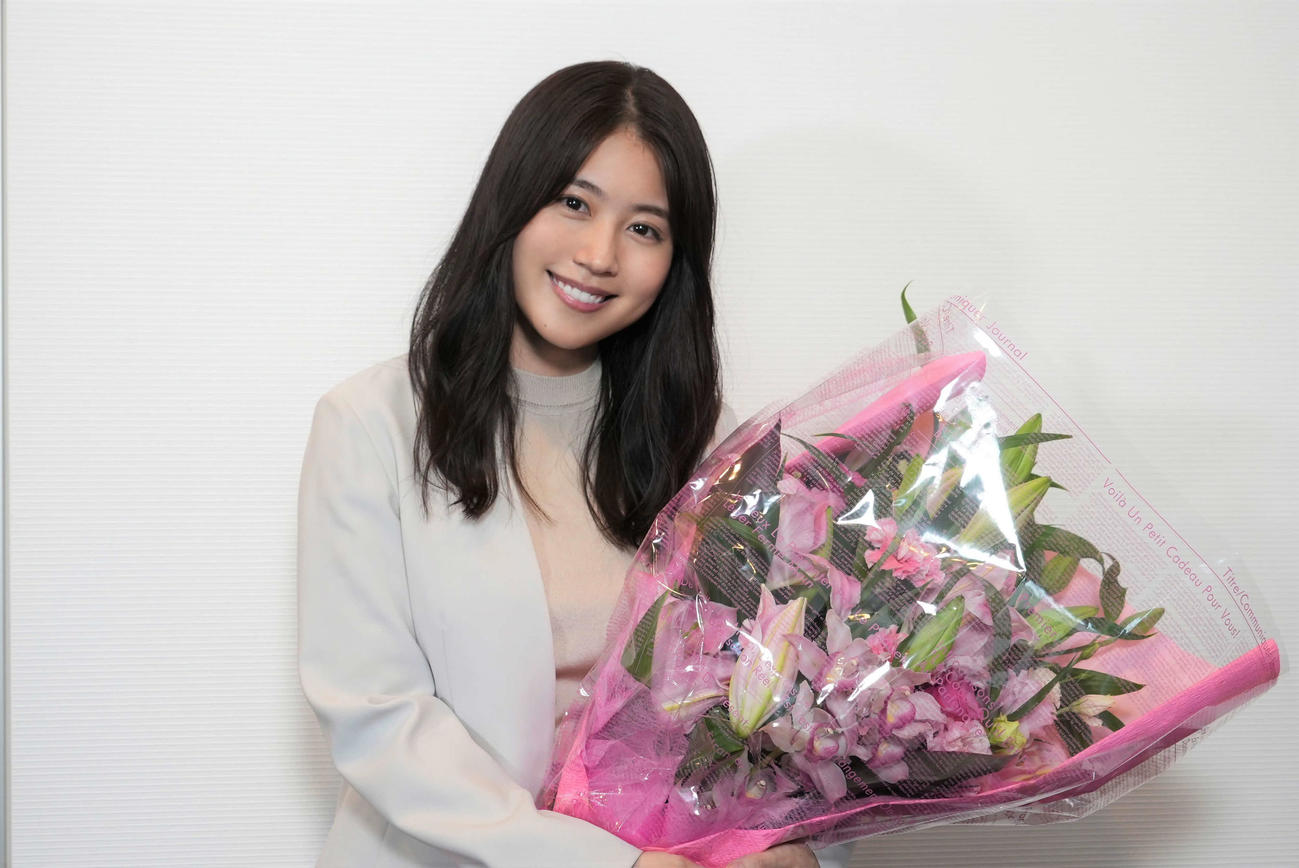 日本テレビ系連続ドラマ「コントが始まる」のクランクアップに際して花束を受け取る有村架純