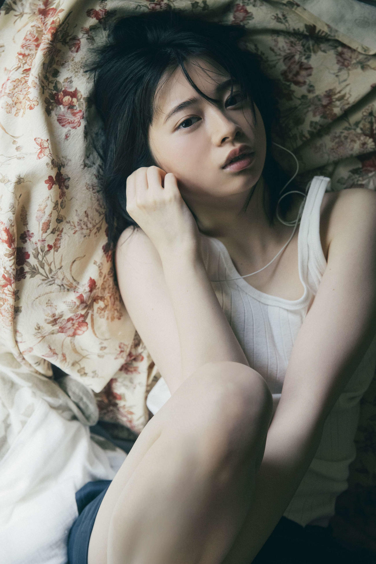 「桜田ひより　2022　カレンダーブック」で、タンクトップ姿で悶々とした姿を見せた桜田ひより