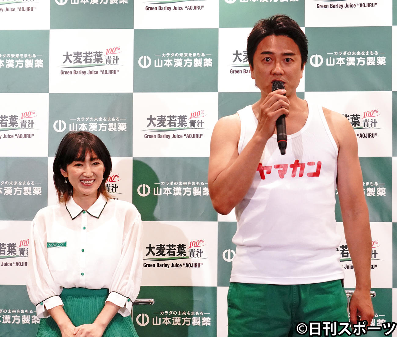 山本漢方製薬の青汁「大麦若葉」新CM発表会に出席した原田龍二（右）。左は妻の愛さん（撮影・佐藤成）