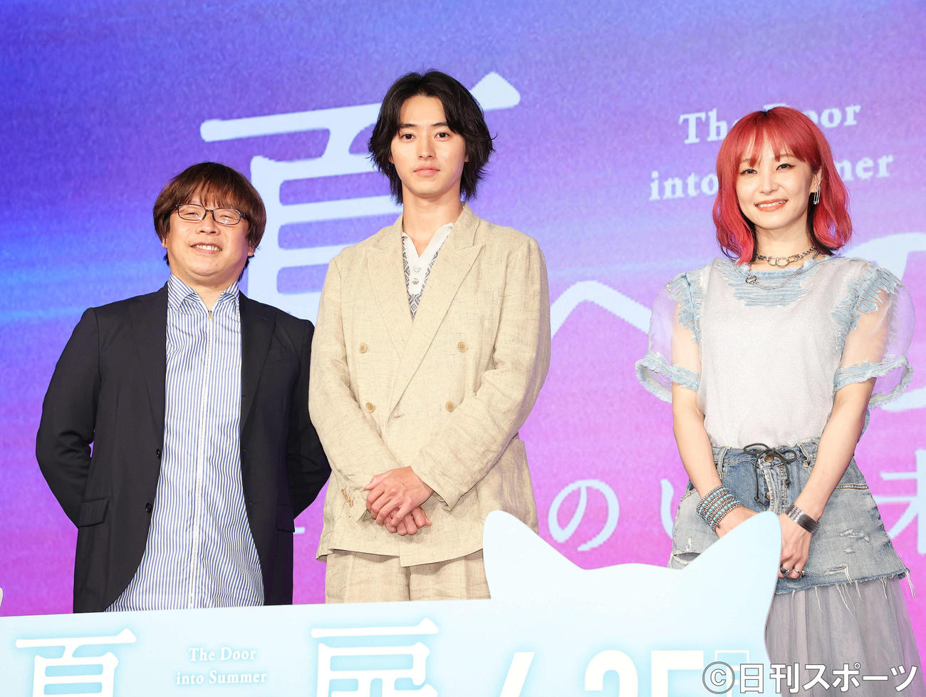 フォトセッションに臨む、左から三木監督、山崎賢人、LiSA（撮影・河田真司）