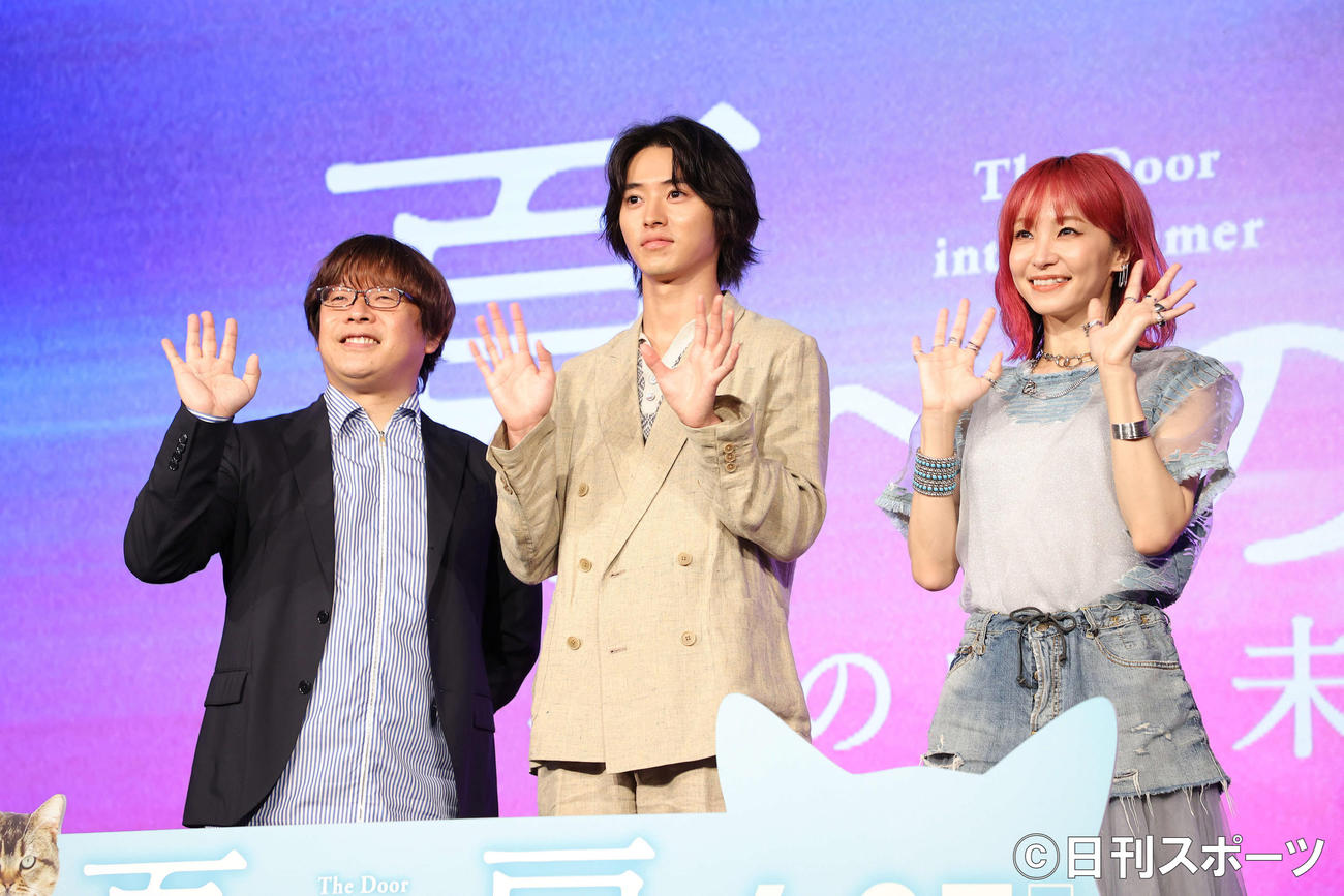フォトセッションで手を振る、左から三木監督、山崎賢人、LiSA（撮影・河田真司）