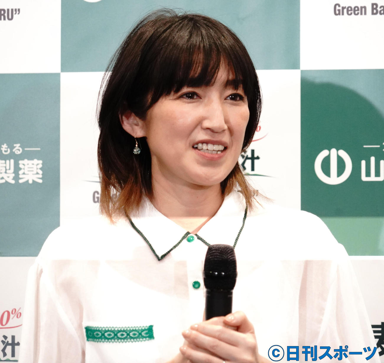 山本漢方製薬の青汁「大麦若葉」新CM発表会に出席した原田龍二の妻愛さん（撮影・佐藤成）