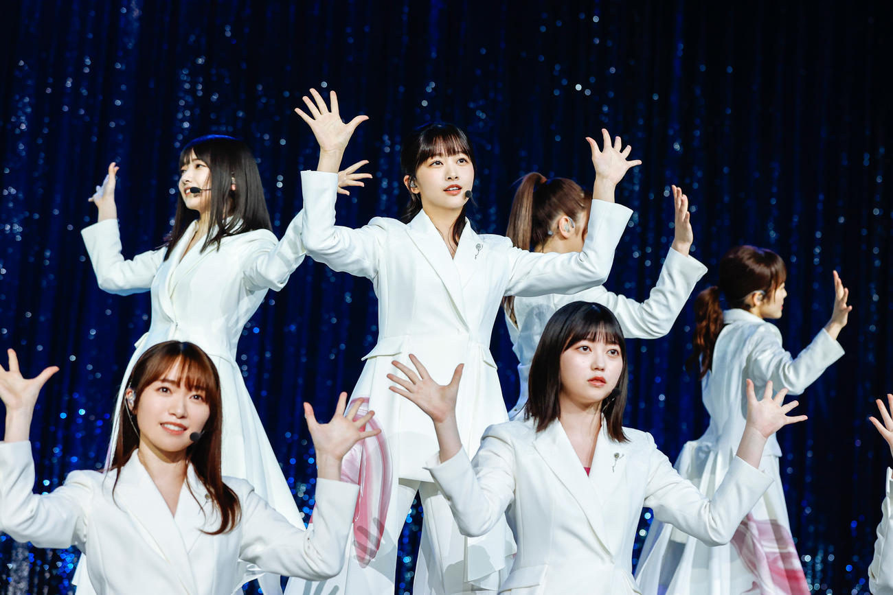 「BACKS LIVE！！」でパフォーマンスする櫻坂46。中央は原田葵