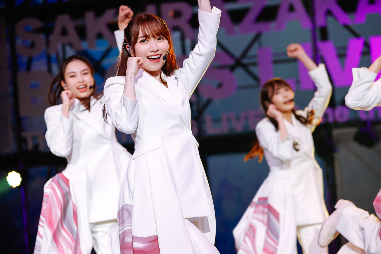 「BACKS LIVE！！」でパフォーマンスする櫻坂46守屋麗奈　撮影／上山陽介