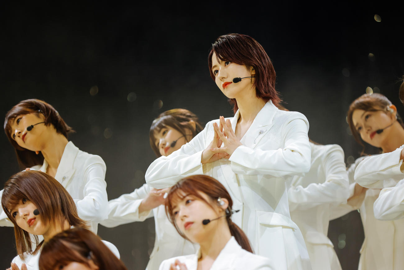 「BACKS LIVE！！」でパフォーマンスする櫻坂46。中央は土生瑞穂　撮影／上山陽介