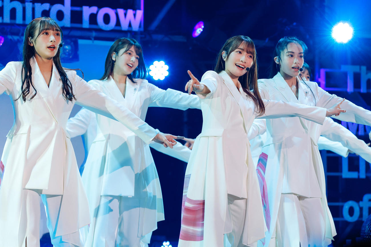 「BACKS LIVE！！」でパフォーマンスする櫻坂46　撮影／上山陽介