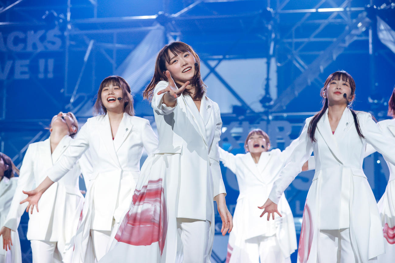 「BACKS LIVE！！」でパフォーマンスする櫻坂46。中央は増本綺良　撮影／上山陽介