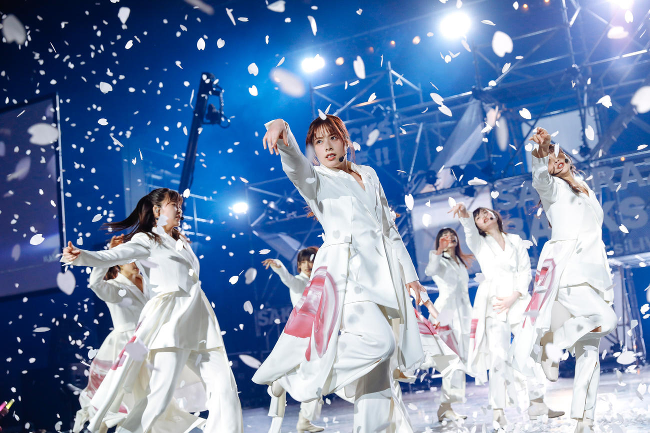「BACKS LIVE！！」でパフォーマンスする櫻坂46。中央は齋藤冬優花　撮影／上山陽介