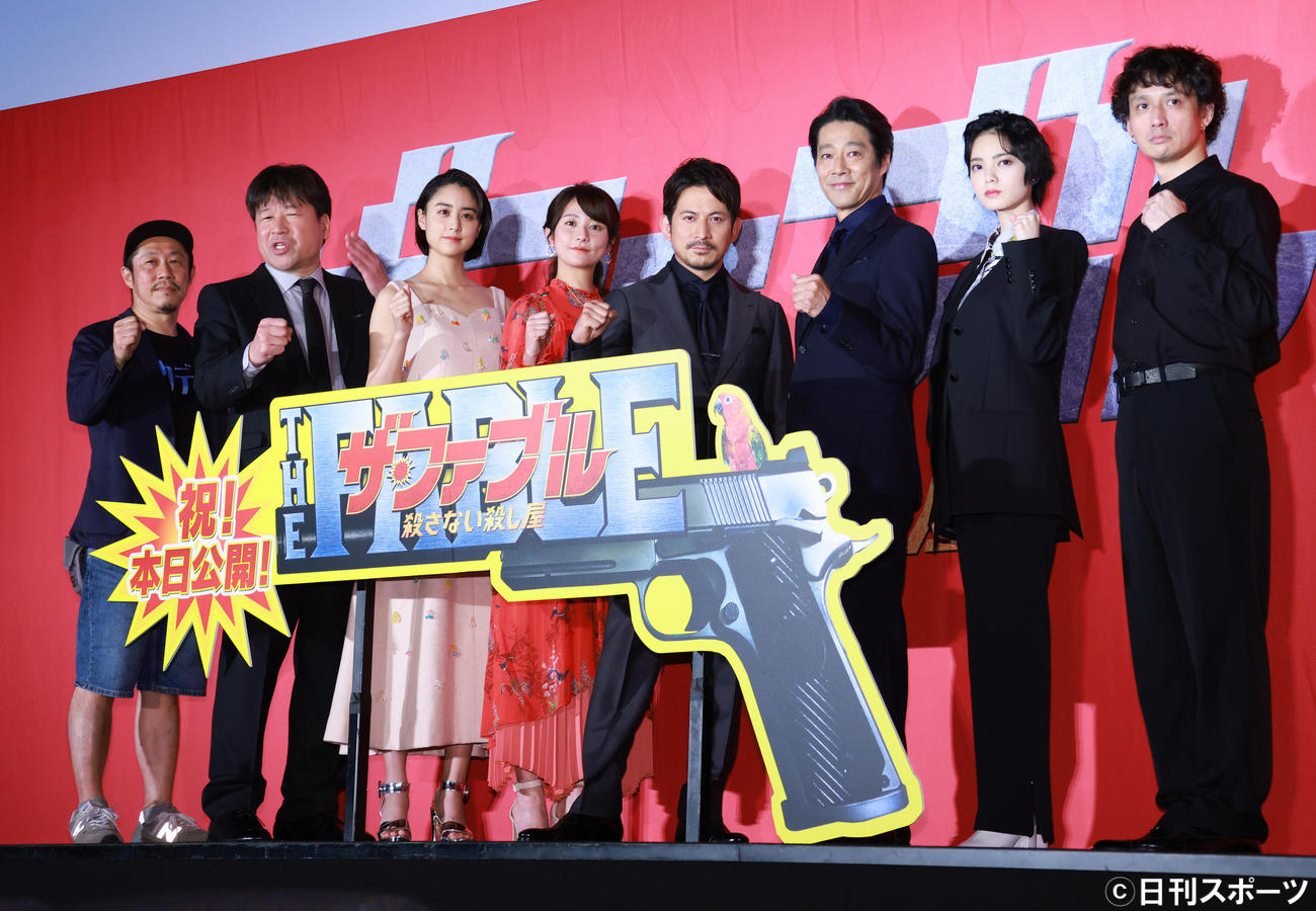 映画「ザ・ファブル　殺さない殺し屋」の舞台あいさつをする、左から江口カン監督、佐藤二朗、山本美月、木村文乃、岡田准一、堤真一、平手友梨奈、安藤政信（撮影・中島郁夫）