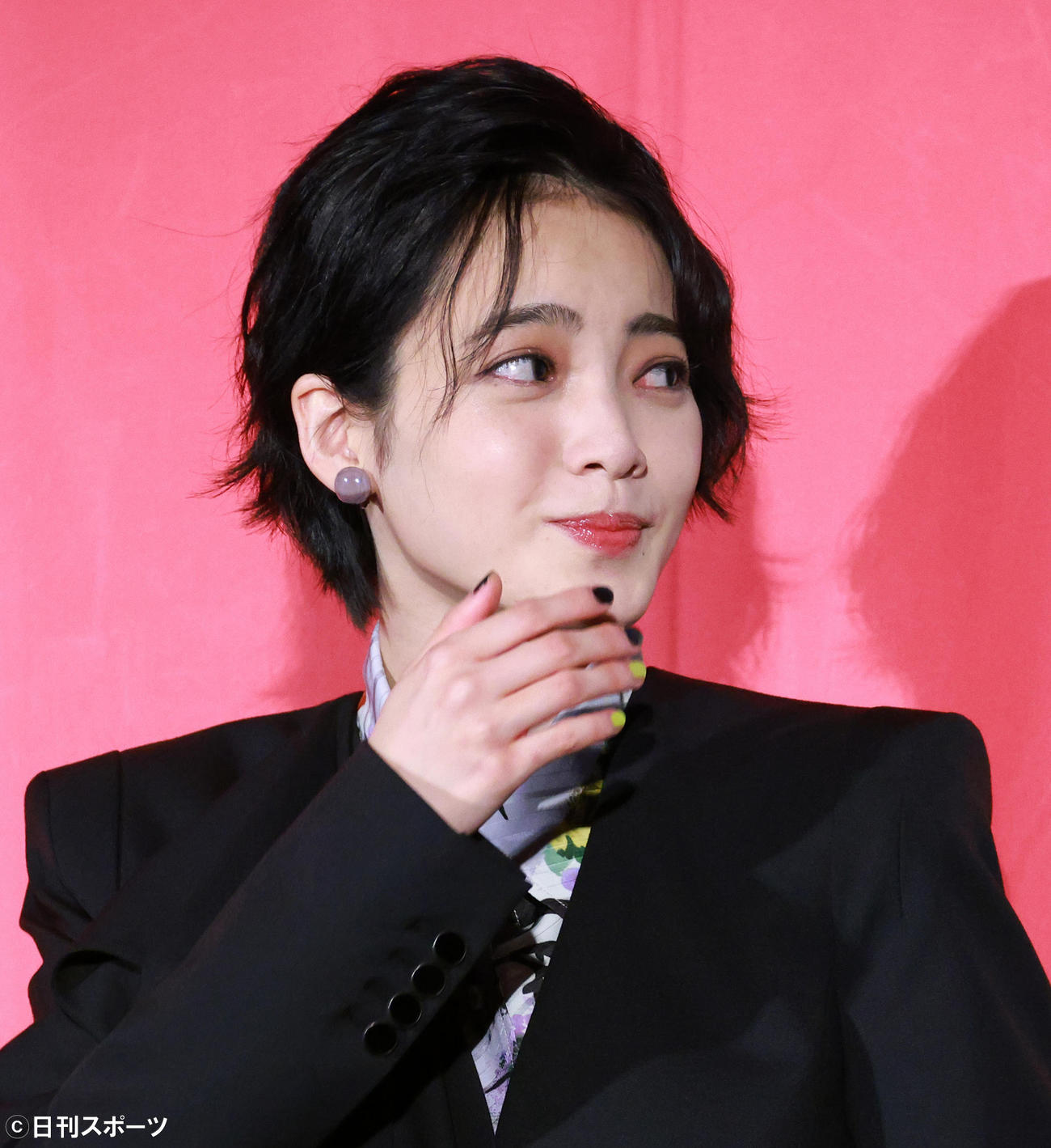 映画「ザ・ファブル　殺さない殺し屋」舞台あいさつで笑顔を見せないようにこらえる平手友梨奈（撮影・中島郁夫）