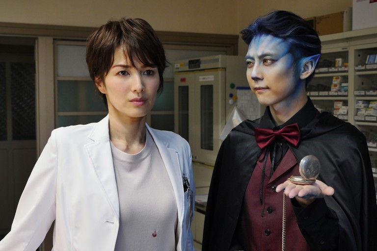 フジテレビ「世にも奇妙な物語’21夏の特別編」の「あと15秒で死ぬ」で薬剤師・三上恵（吉瀬美智子＝左）を迎えにきた死神を演じた梶裕貴（C）フジテレビ