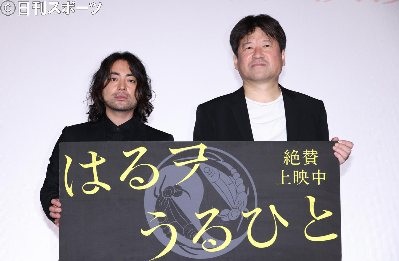 映画「はるヲうるひと」舞台あいさつを行う山田孝之（左）と佐藤二朗監督（撮影・中島郁夫）