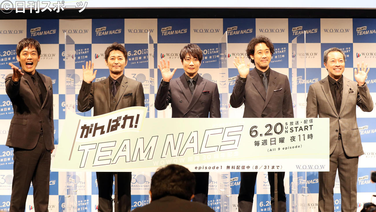 「がんばれ！TEAM NACS」完成報告会見で記念撮影する、左から森崎博之、安田顕、戸次重幸、大泉洋、音尾琢真（撮影・狩俣裕三）