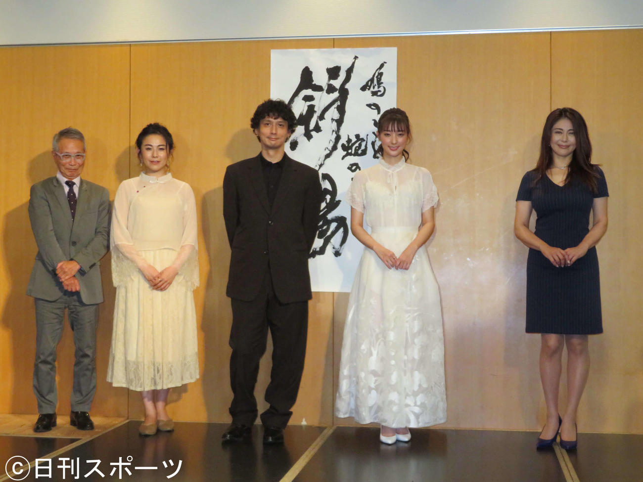 映画「鳩のごとく　蛇のごとく　斜陽」製作発表会見に出席した、左から近藤明男監督、白須慶子、安藤政信、宮本茉由、岡元あつこ（撮影・村上幸将）