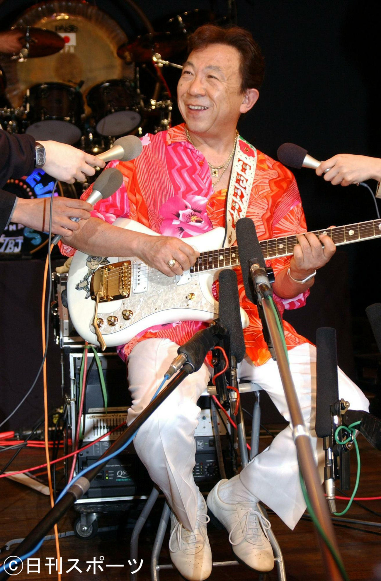 復活コンサートで熱演する寺内タケシさん（2002年4月撮影）