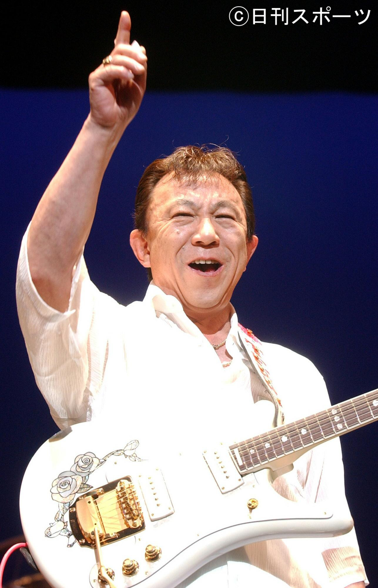 復活コンサートで熱演する寺内タケシさん（2002年4月撮影）