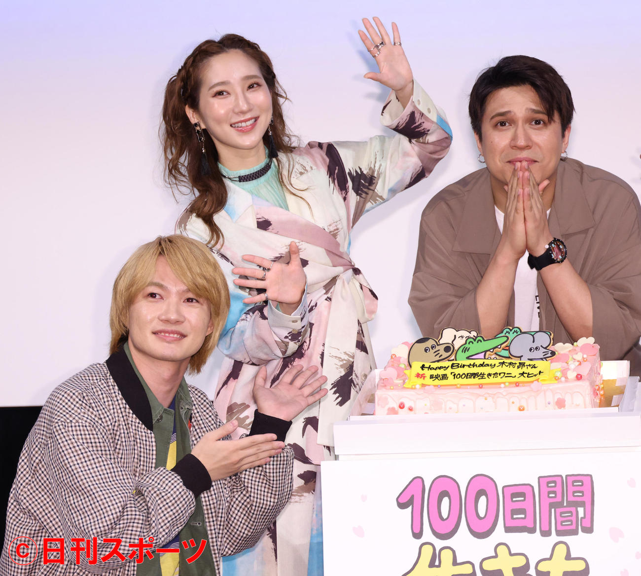 映画「100日間生きたワニ」舞台あいさつで木村昴（右）の誕生日ケーキを囲むファーストサマーウイカ（中央）と神木隆之介（撮影・中島郁夫）