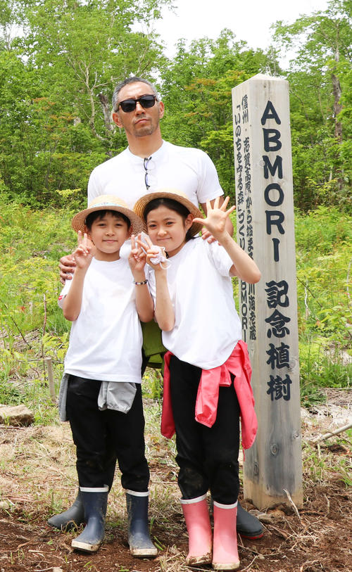 植樹プロジェクト「ABMORI」に参加した、手前左から堀越勸玄君、市川ぼたん。奥は市川海老蔵