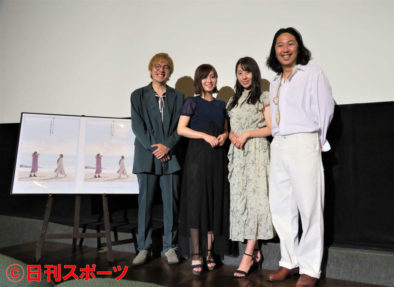 映画「砂のフォトグラフ」（桜井信太郎監督）の公開舞台あいさつに出席した左から紘毅、結木さくら、藤江れいな、桜井信太郎監督（撮影・三須佳夏）