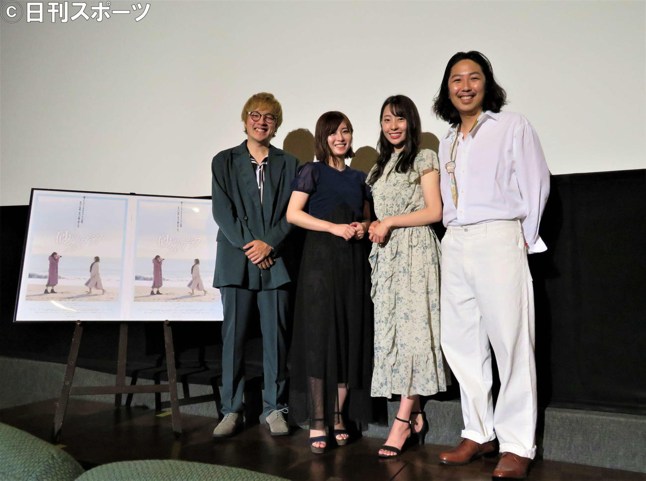 映画「砂のフォトグラフ」の公開舞台あいさつに出席した左から紘毅、結木さくら、藤江れいな、桜井信太郎監督（撮影・三須佳夏）