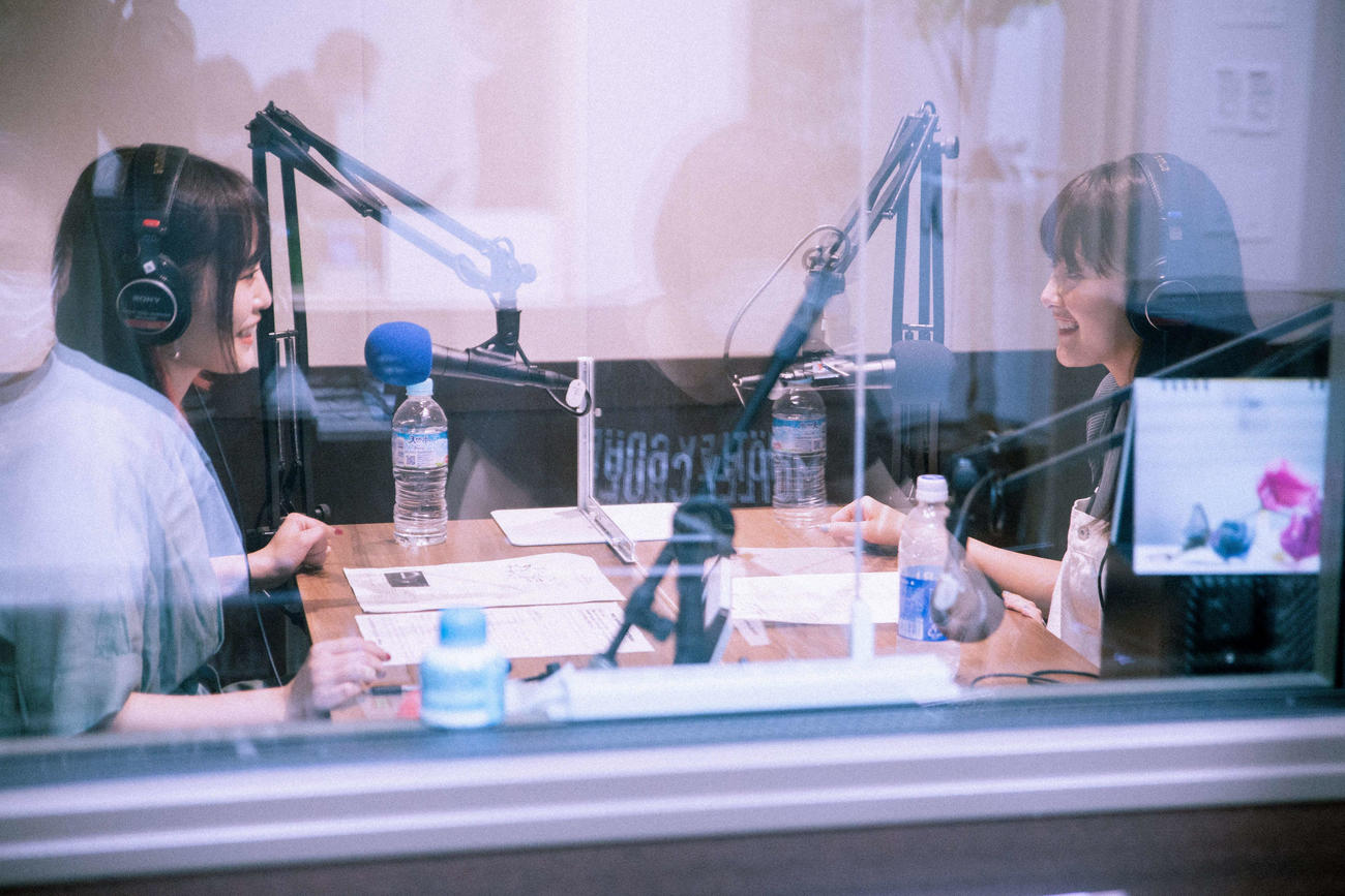 27日の「MOS BURGER HEART STUDIO」にゲスト出演する緑黄色社会の長屋晴子（右）左はDJの山本彩（FM802提供）