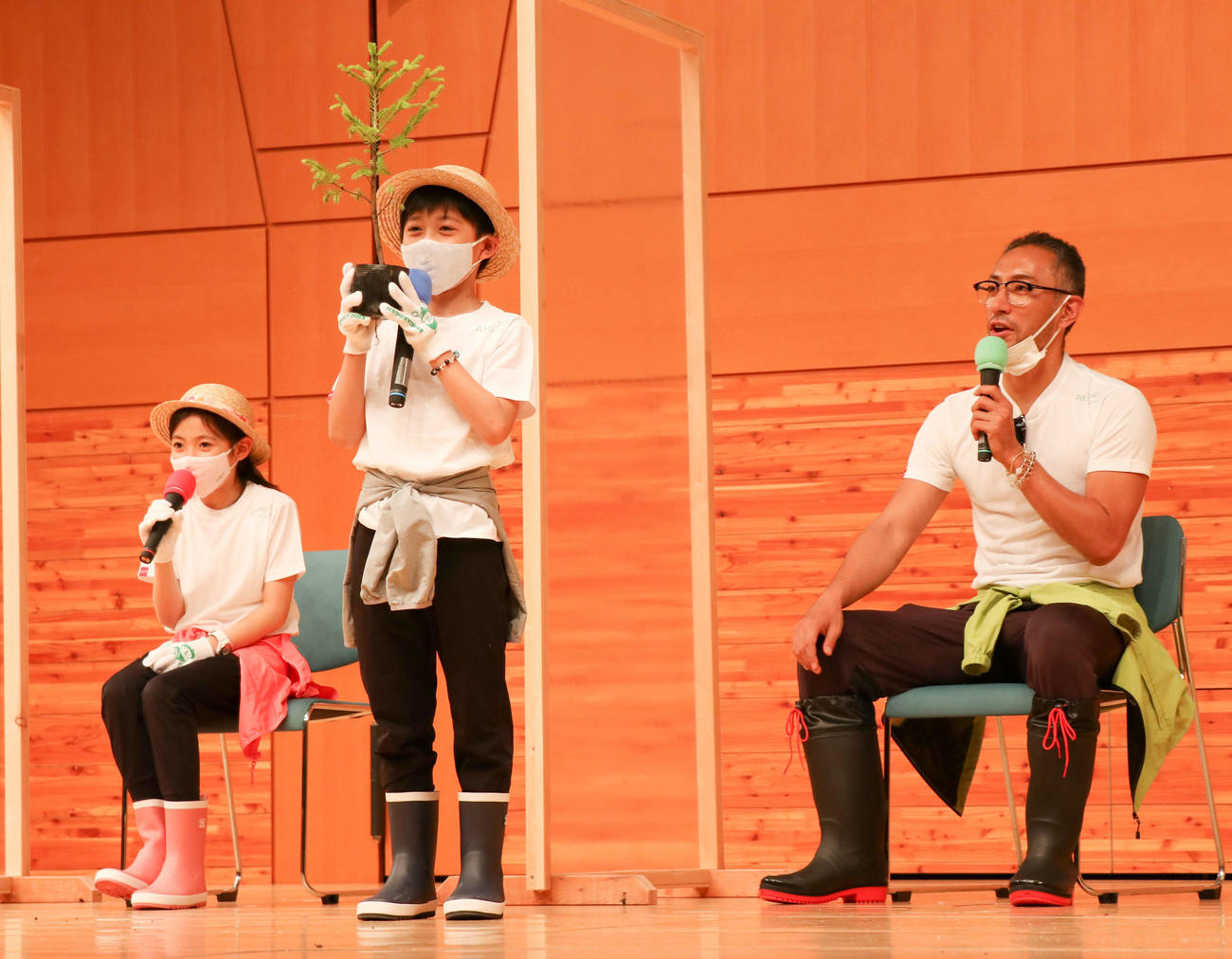 植樹プロジェクト「ABMORI」の開会式典に出席する、左から市川ぼたん、堀越勸玄君、市川海老蔵