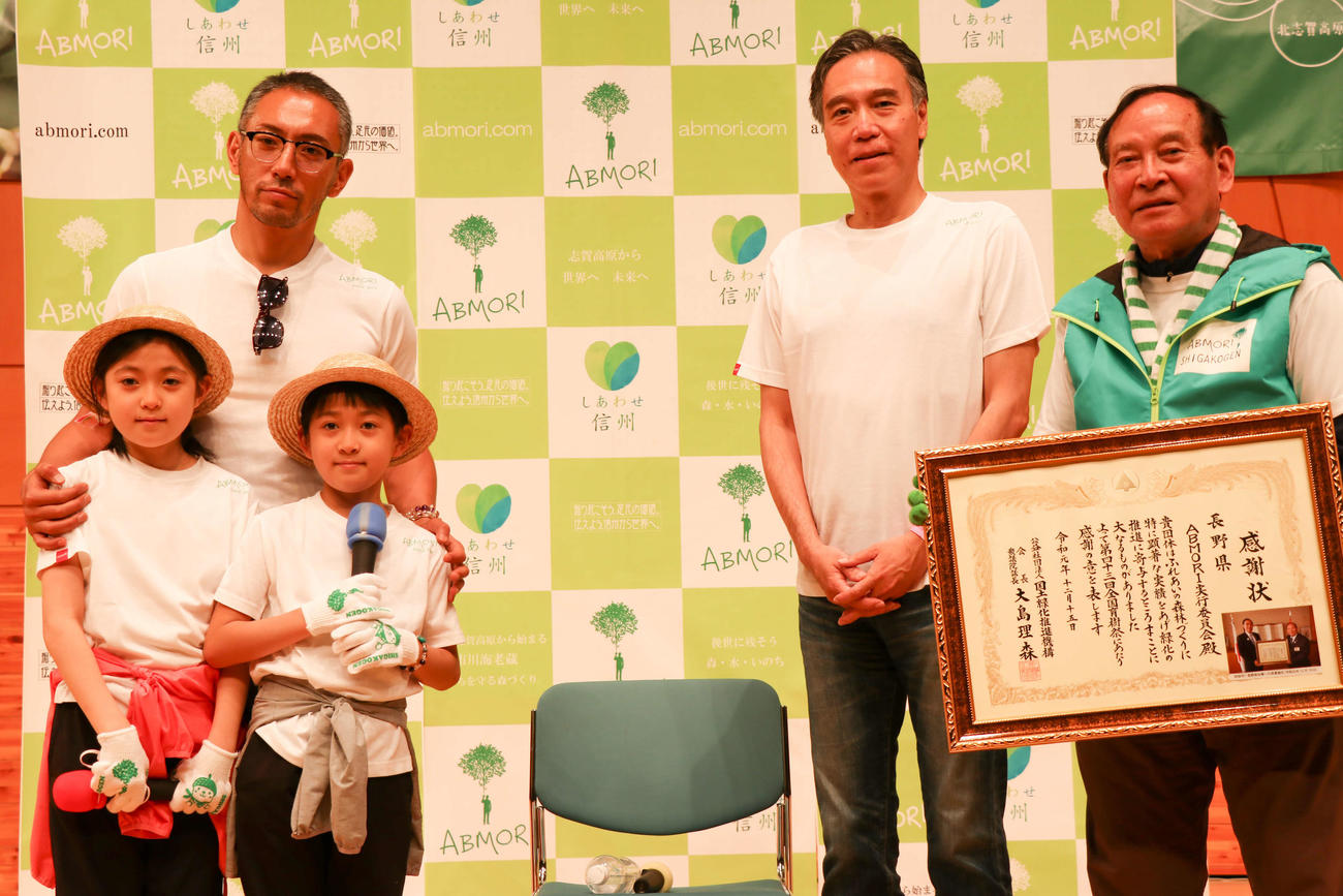 植樹プロジェクト「ABMORI」開会式典に参加した、手前左から市川ぼたん、堀越勸玄君、奥は市川海老蔵、長野県の阿部守一知事（右から2人目）、山ノ内町の竹節義孝町長