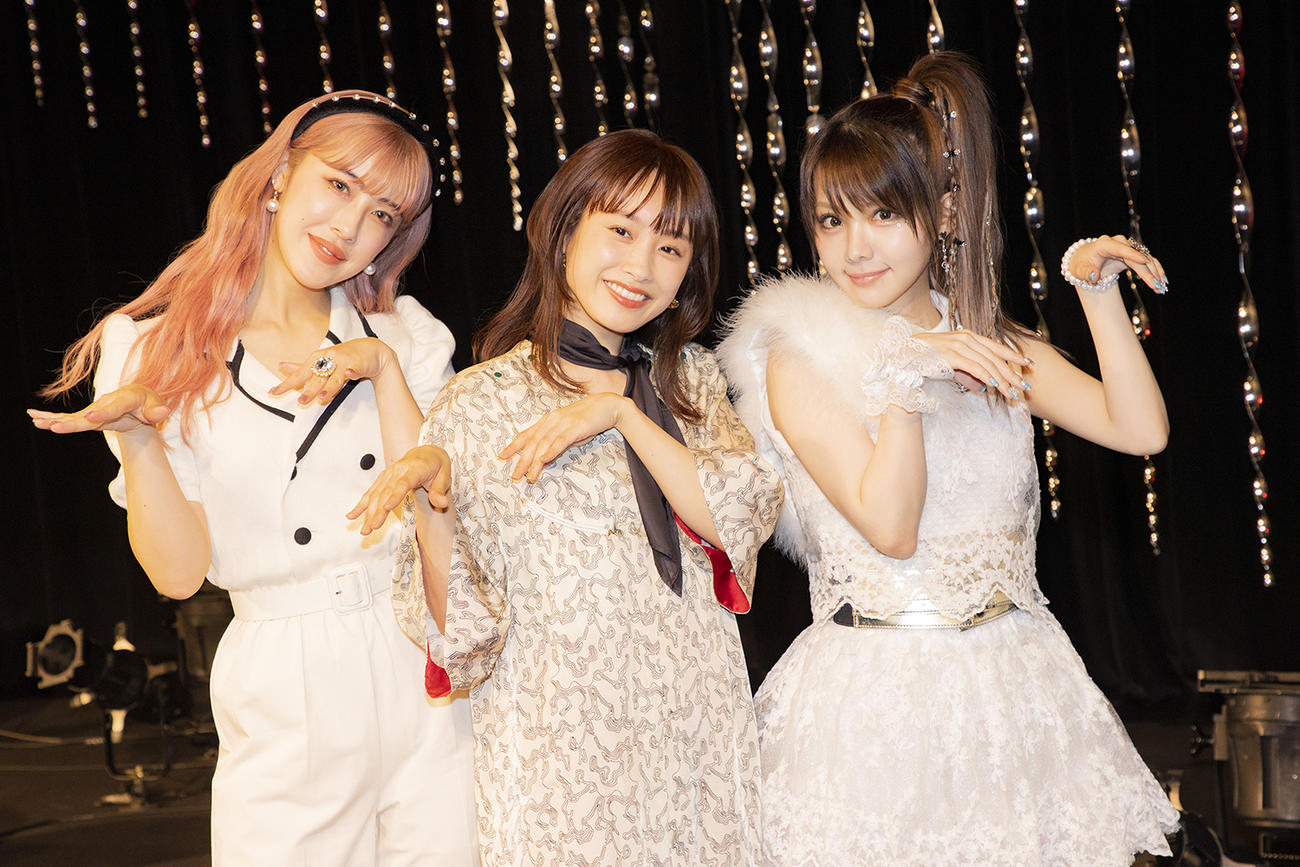 「およげ！たいやきくん」を披露したスペシャルユニット「たいやきたべたのなんで？」。左から夏焼雅、高橋愛、田中れいな