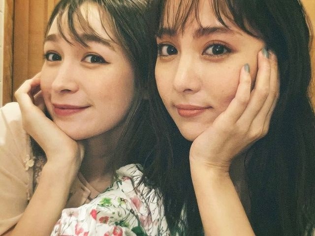 藤井サチ（左）との“密着頬づえツーショット”を公開した石川恋（石川恋オフィシャルブログから）
