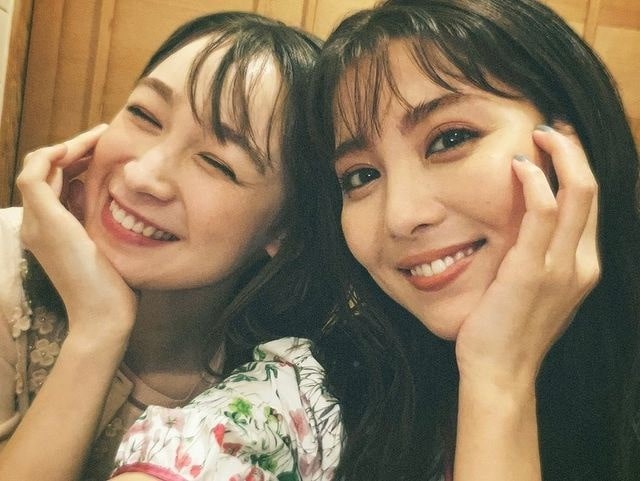 藤井サチ（左）との“密着頬づえツーショット”を公開した石川恋（石川恋オフィシャルブログから）