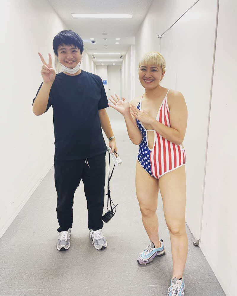 ゆりやんレトリィバァの水着を着た写真を公式ブログにアップした丸山桂里奈（右）