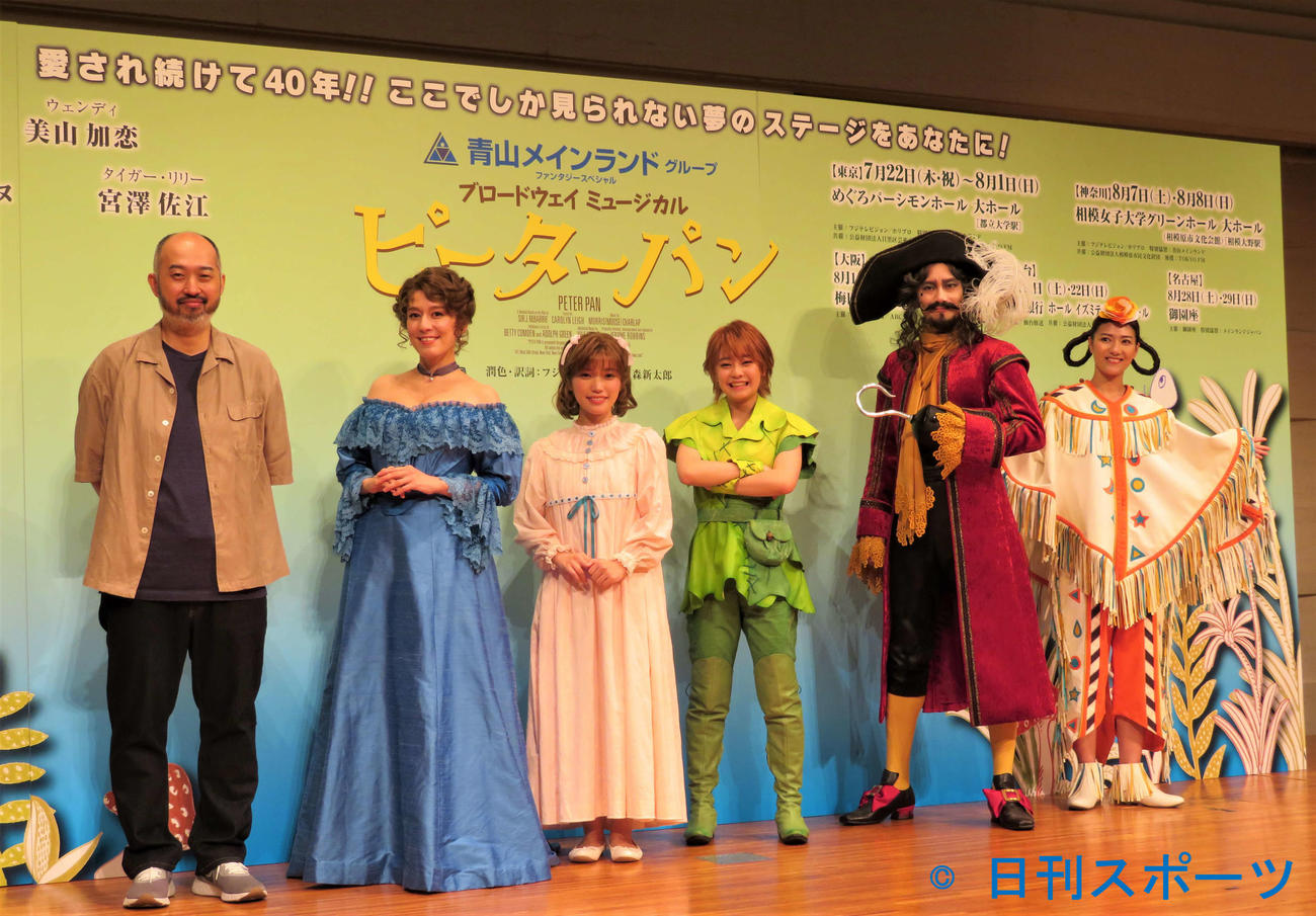 ミュージカル「ピーターパン」の製作発表に出席した左から森新太郎氏、瀬戸カトリーヌ、美山加恋、吉柳咲良、小西遼生、宮澤佐江（撮影・三須佳夏）