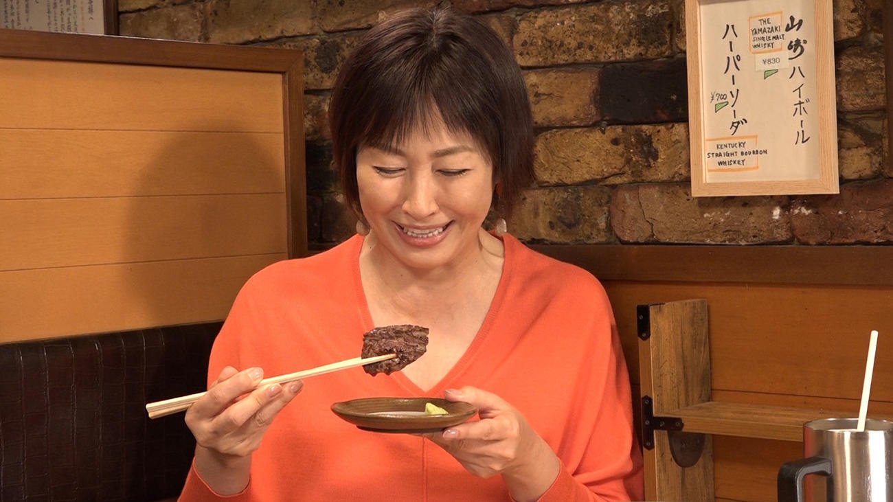 「美女と焼肉」で焼き肉を堪能する高島礼子